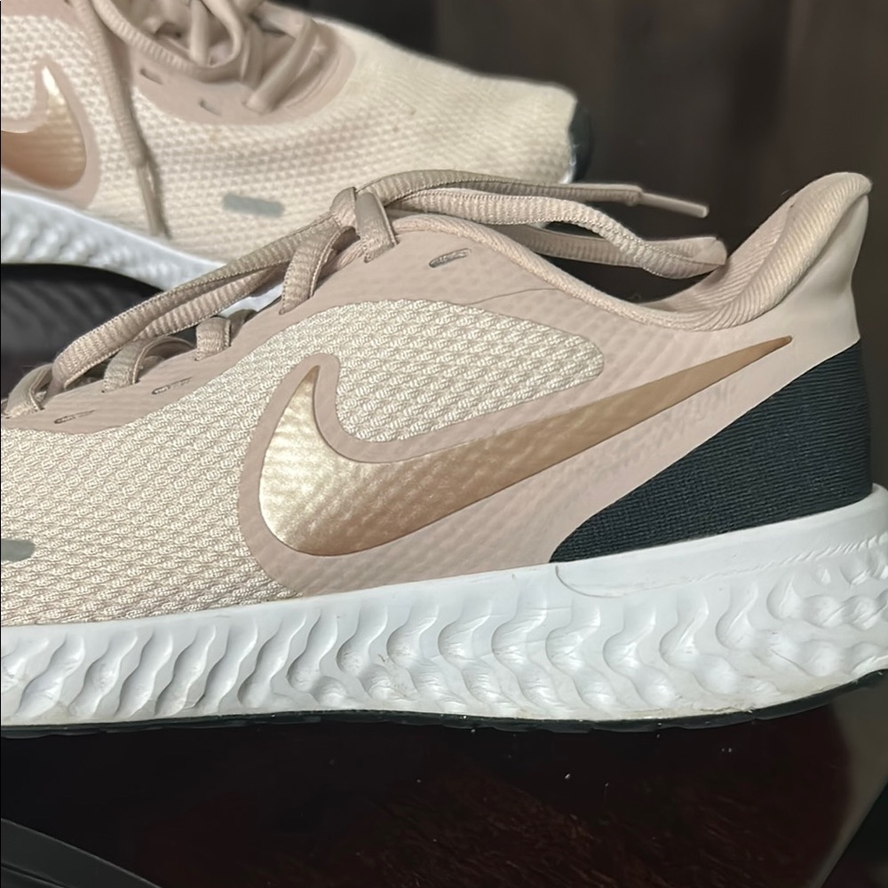 Nike Women's Rose Gold Running Shoes size 9 - Picture 6 of 7